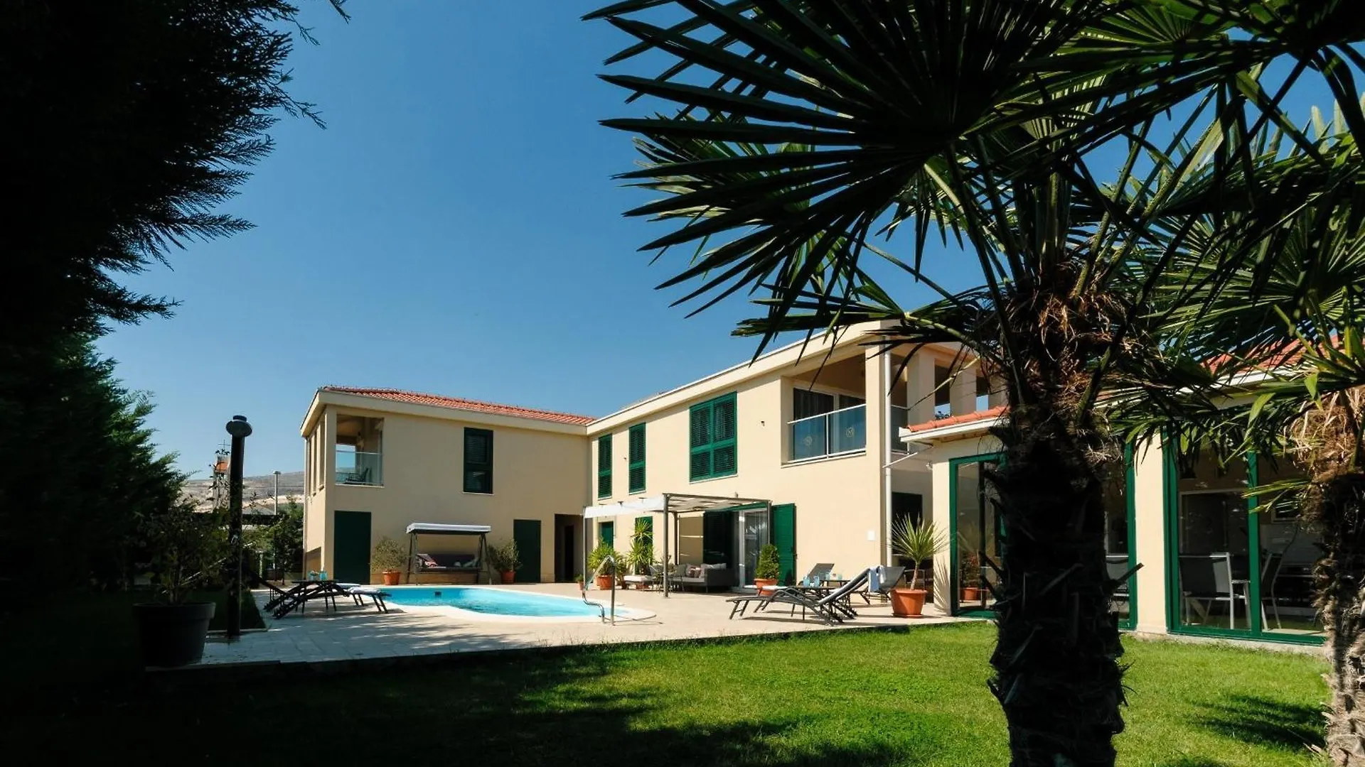 Luxury Villa With Heated Pool, Terrace, And Outdoor Amenities For Relaxation contacts
